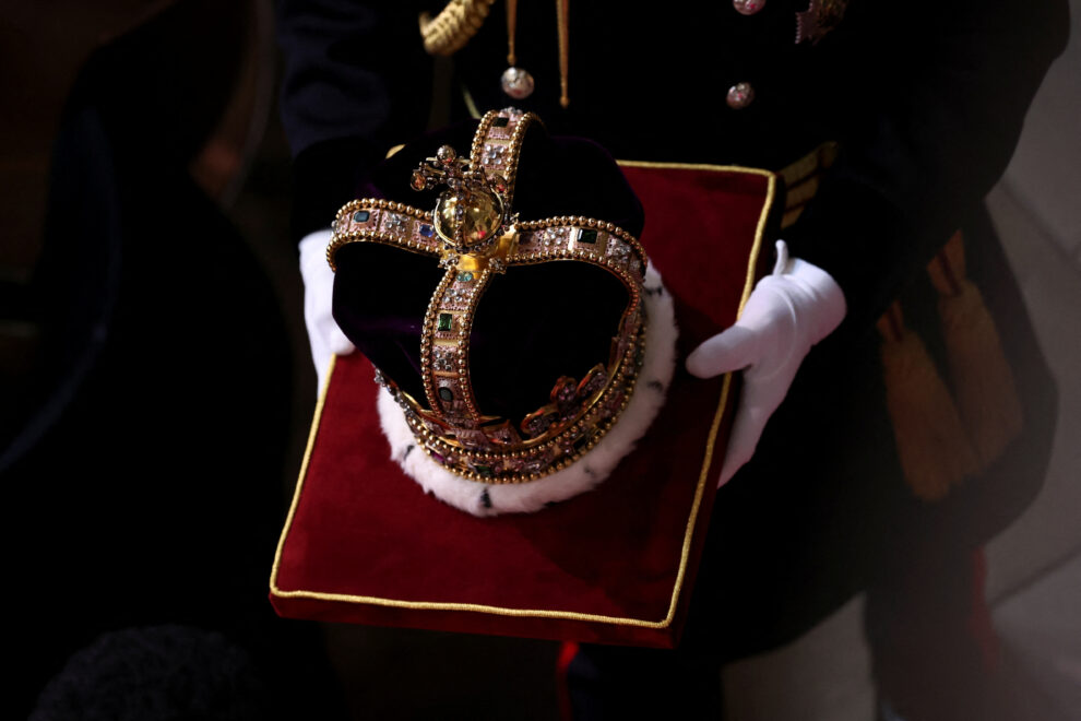 La impresionante corona de Carlos III, utilizada históricamente en la coronación, pesa dos kilos