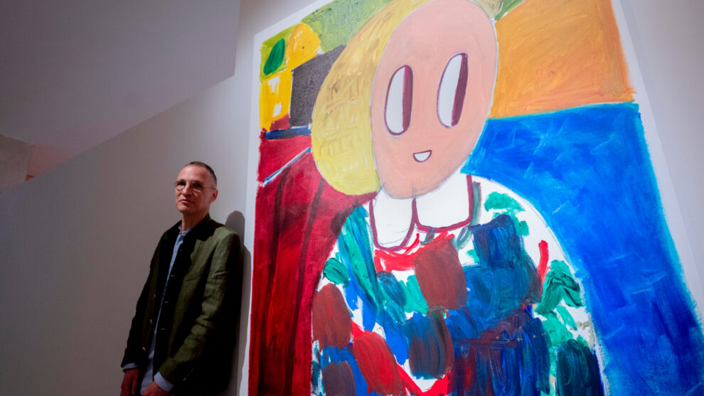 El artista André Butzer posa junto a su obra 'Sin título (Fränzi)', un homenaje a su compatriota Kirchner