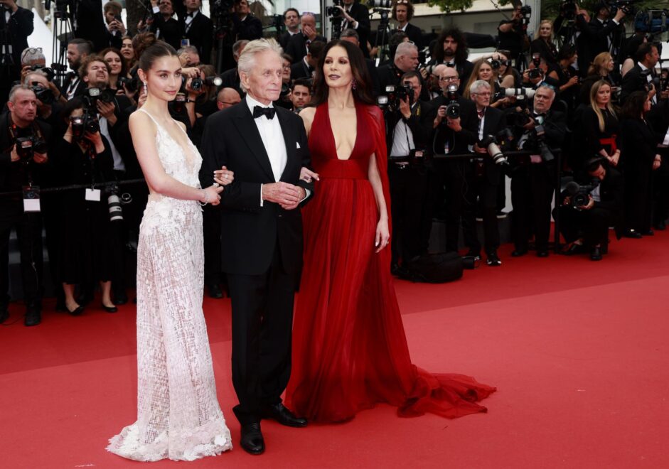 Para su debut en la alfombra roja de Cannes, Carys Zeta Douglas contó con la ayuda de la estilista con la que suele trabajar su madre, que tiene un premio Emmy