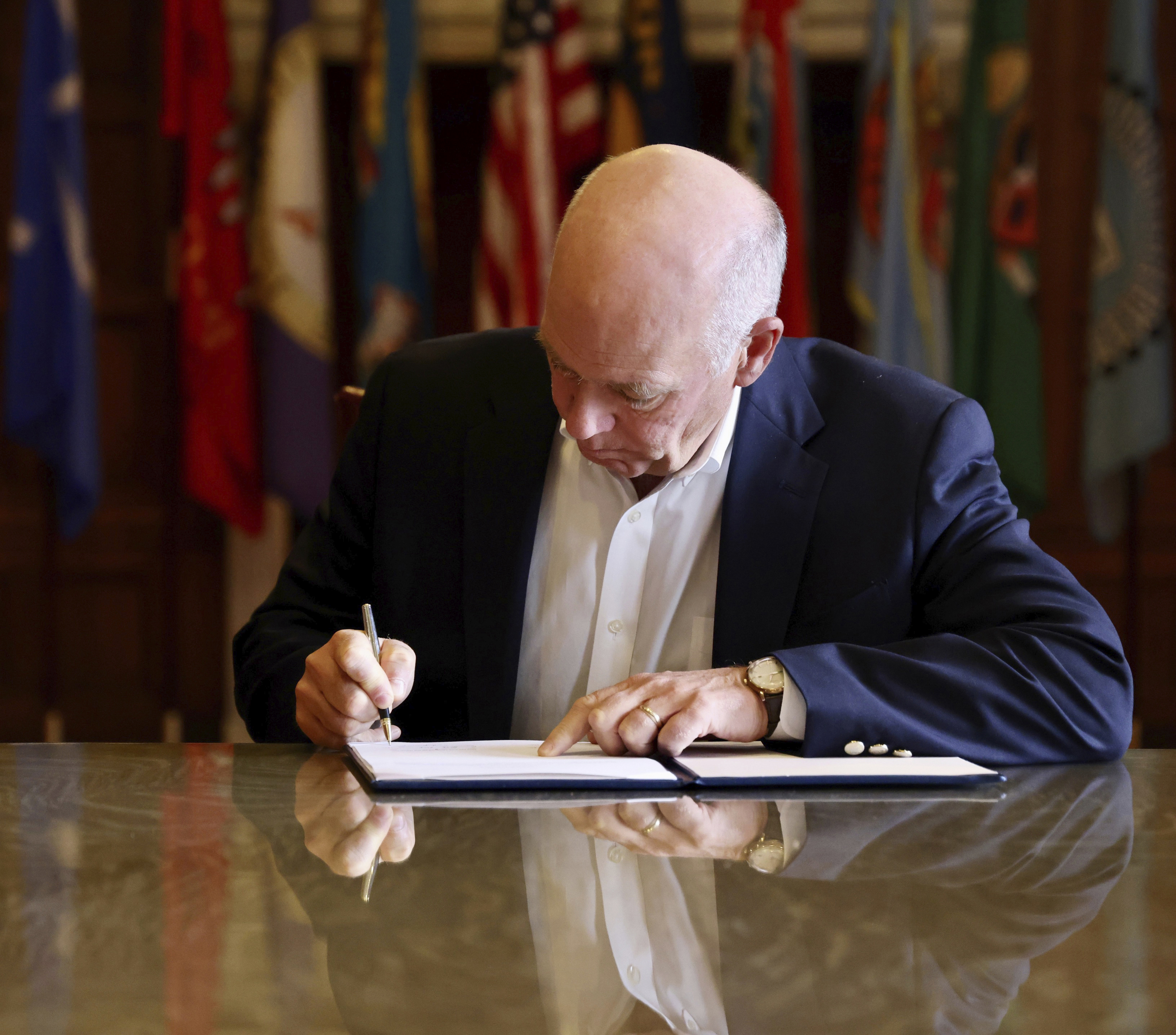 Greg Gianforte, gobernador de Montana, firmando la orden que proh