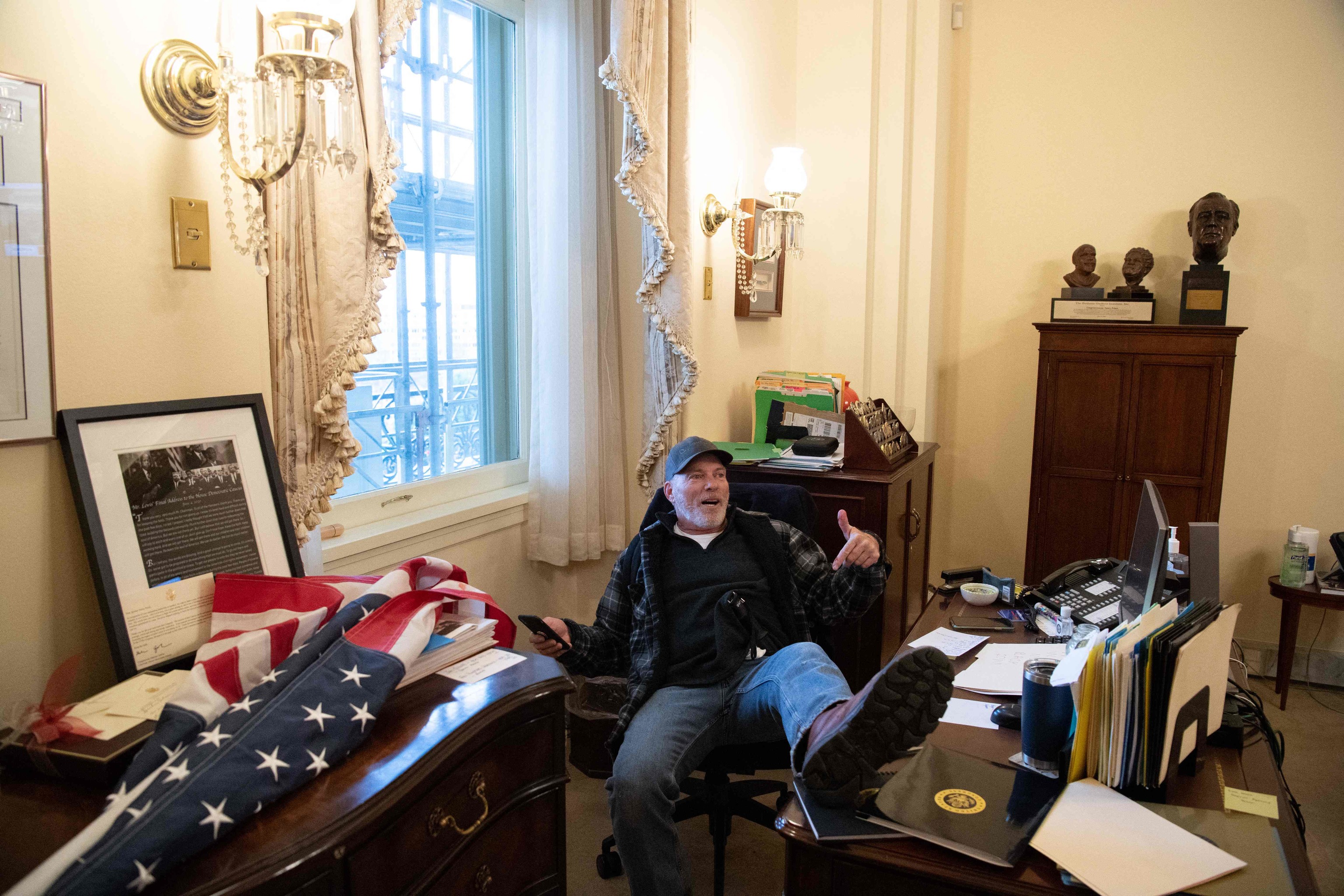 Richard Barnett, con los pies sobre la mesa del despacho de Nancy Pelosi, una imagen que se hizo viral.
