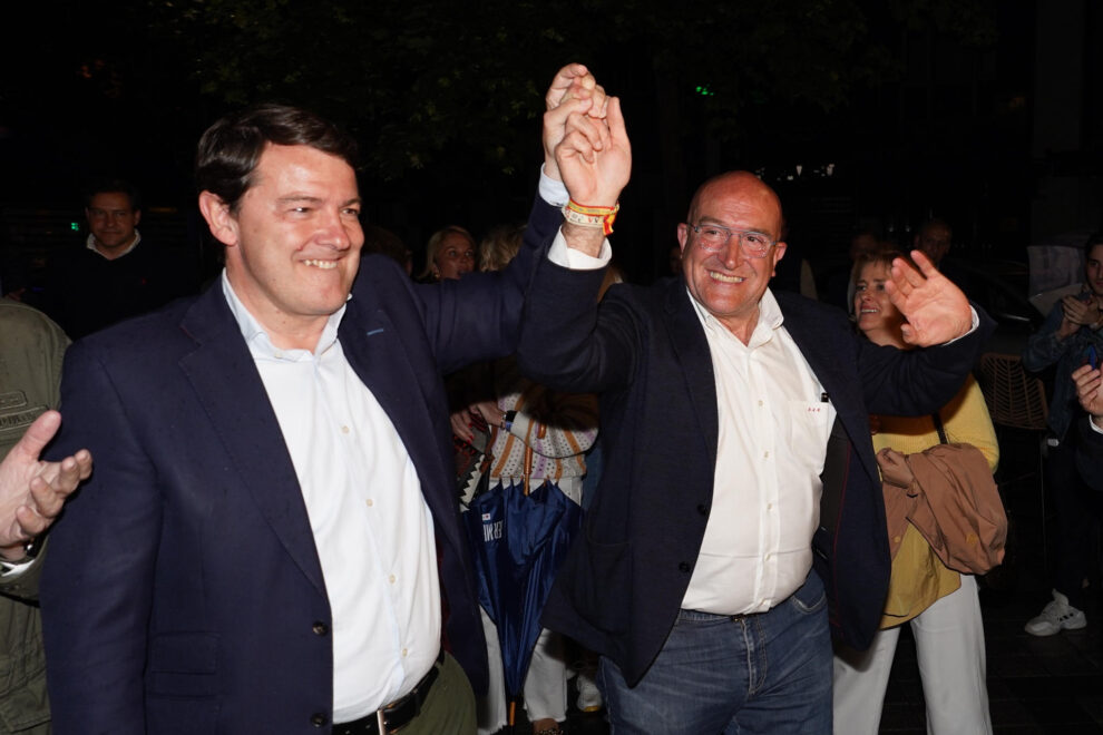 El presidente del Partido Popular de Castilla y León, Alfonso Fernández Mañueco, acompañado del candidato de su partido a la alcaldía de Valladolid, Jesús Julio Carnero, celebran los resultados