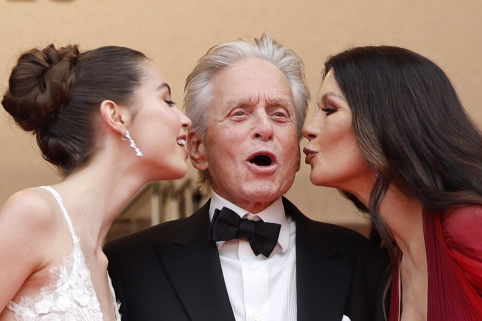 En Cannes, Michael Douglas recibe el beso de sus dos mayores apoyos, su mujer, Catherine Zeta Jones, y su hija Carys