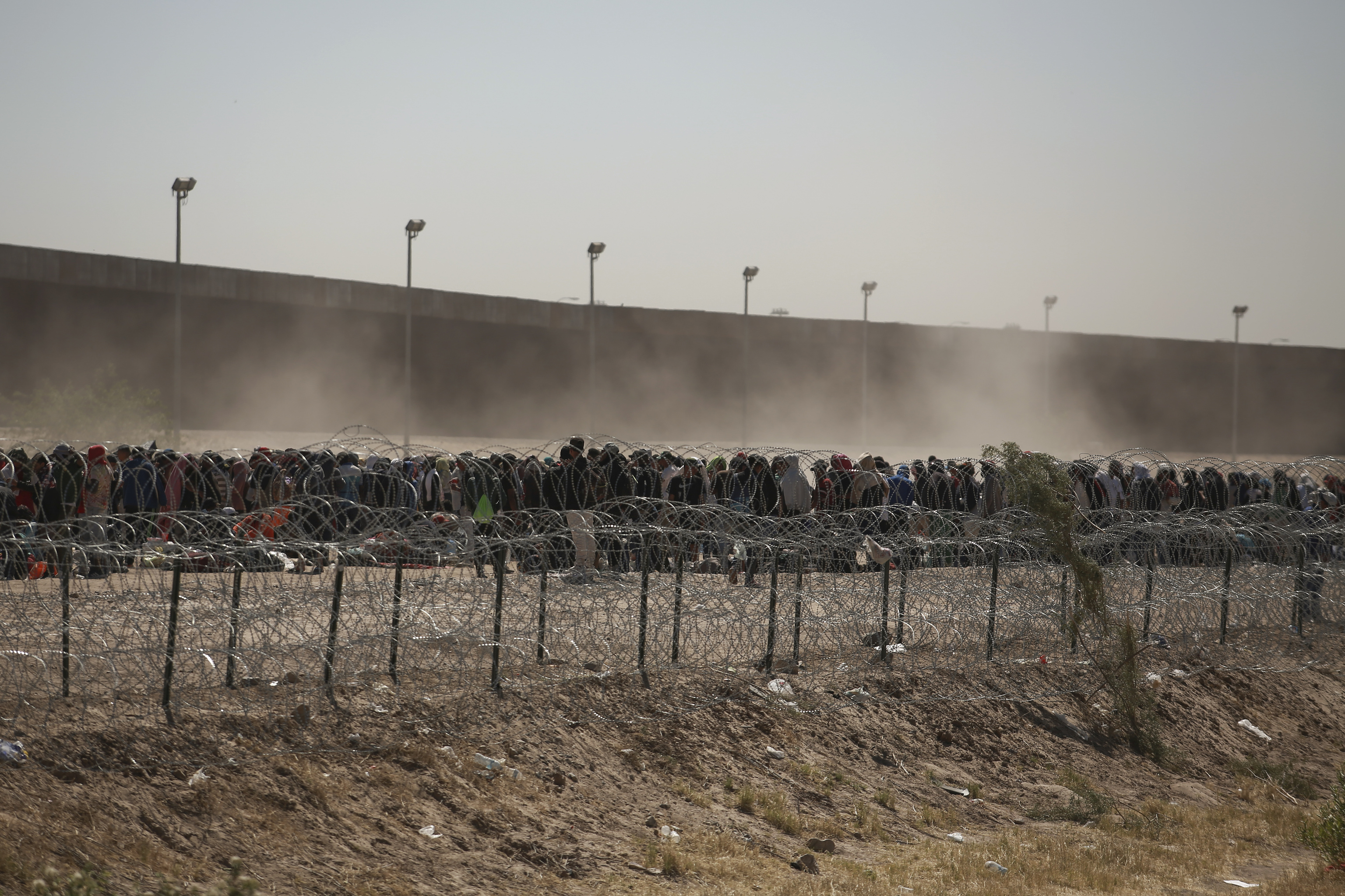 Inmigrantes en fila en la frontera entre EEUU y M