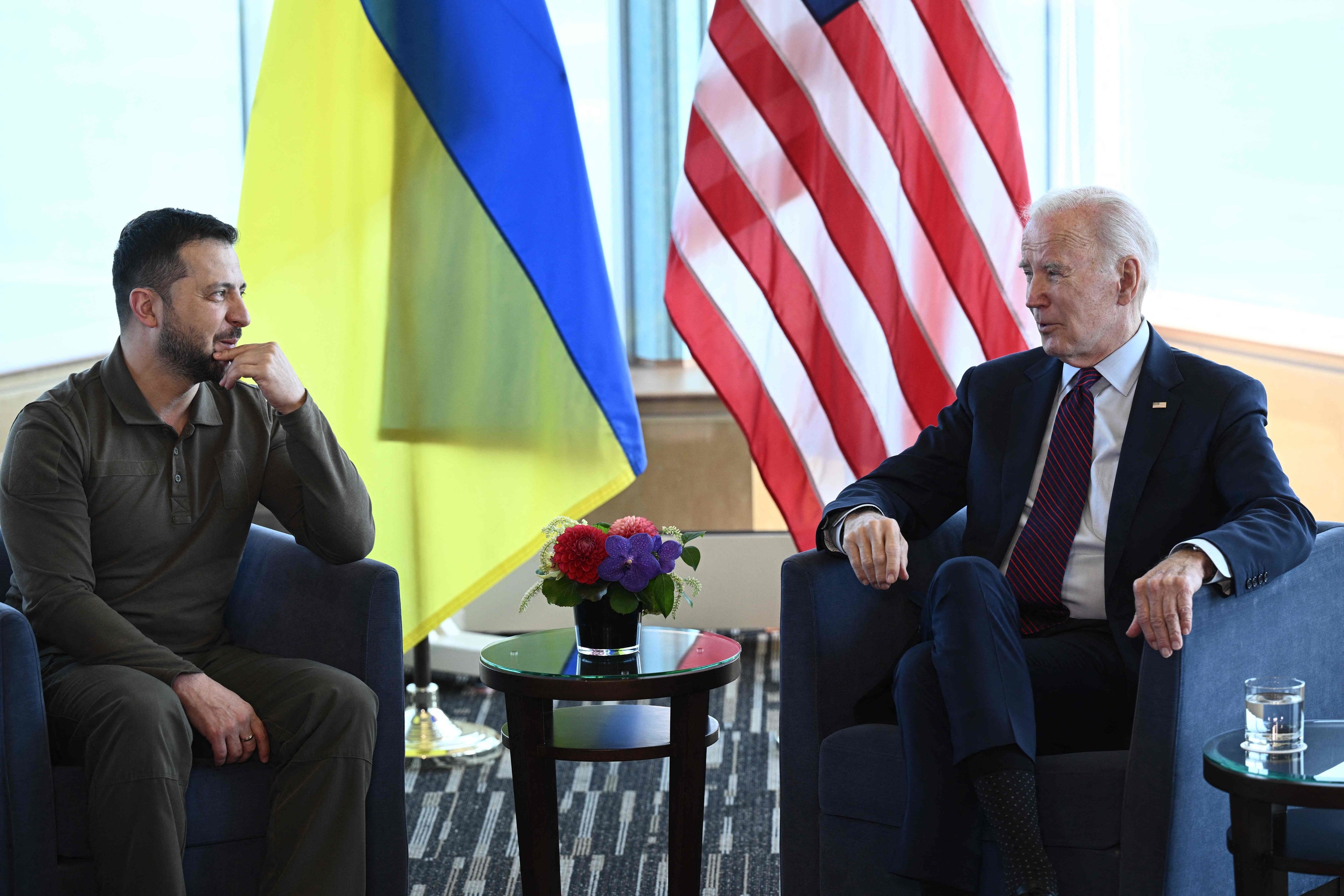 Zelenski junto a Joe Biden en la cumbre del G7.