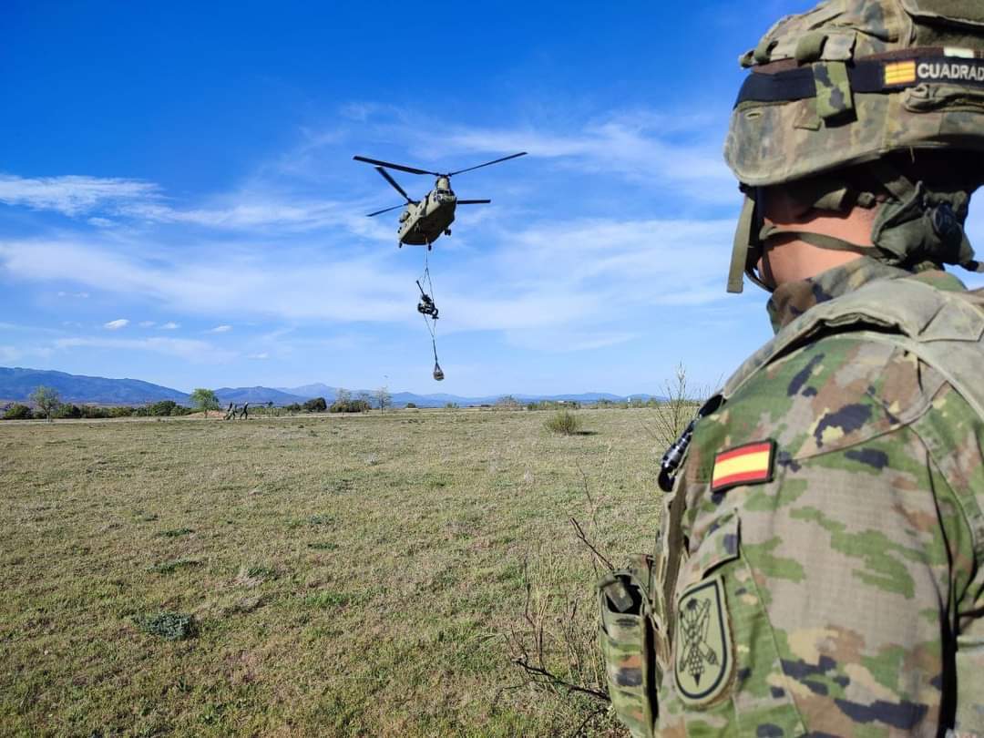 Un militar observa el vuelo de un helic