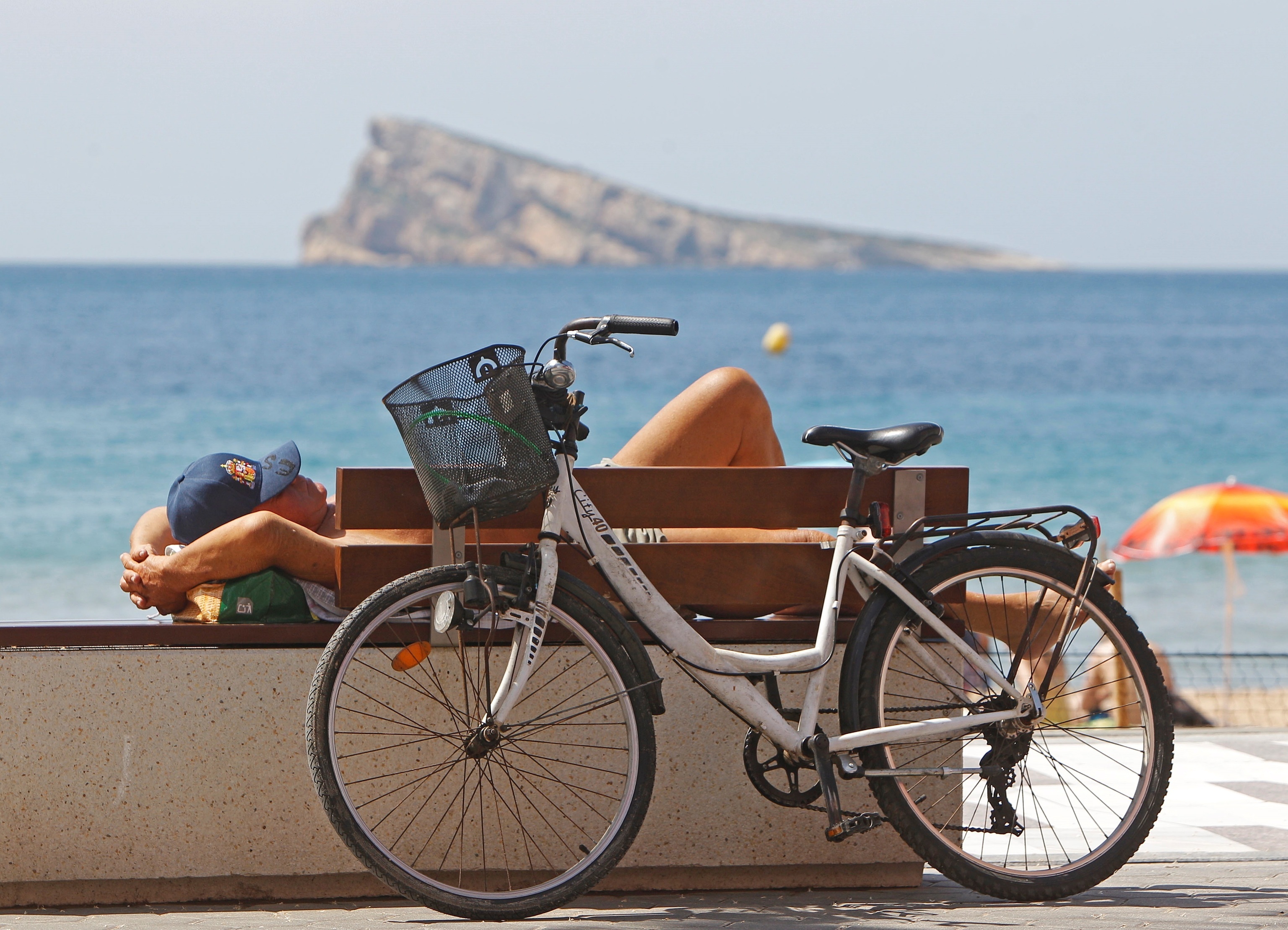 Una turista descansando en la playa de Benidorm