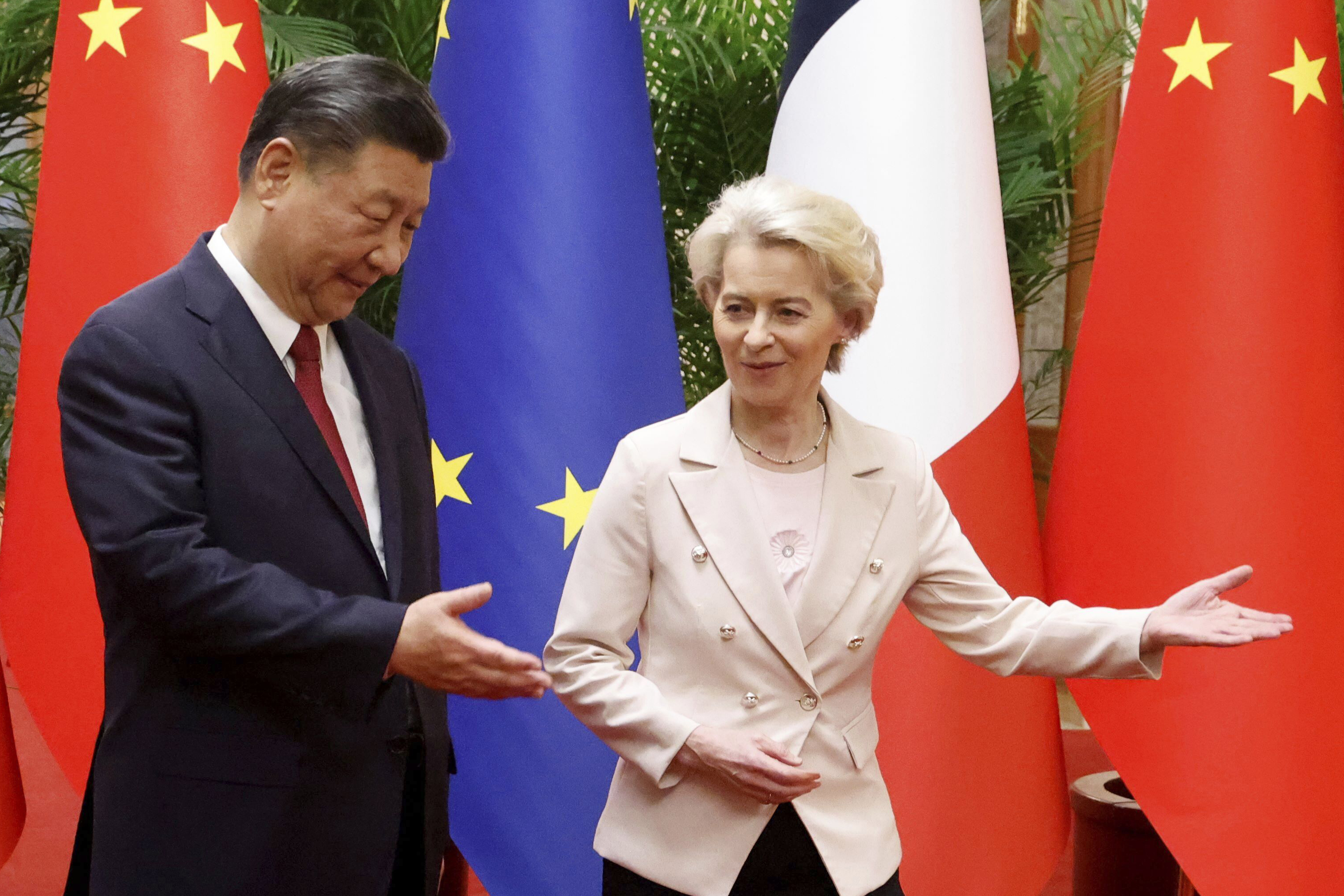 Xi Jinping y Ursula von der Leyen se re