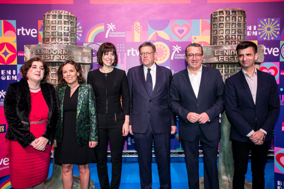 Concepción Carcajosa, Veronica Ollé, Diana Morant, Ximo Puig, Antonio Pérez y Jose Pablo López posan en el photocall de la gran Final de Benidorm Fest 2023