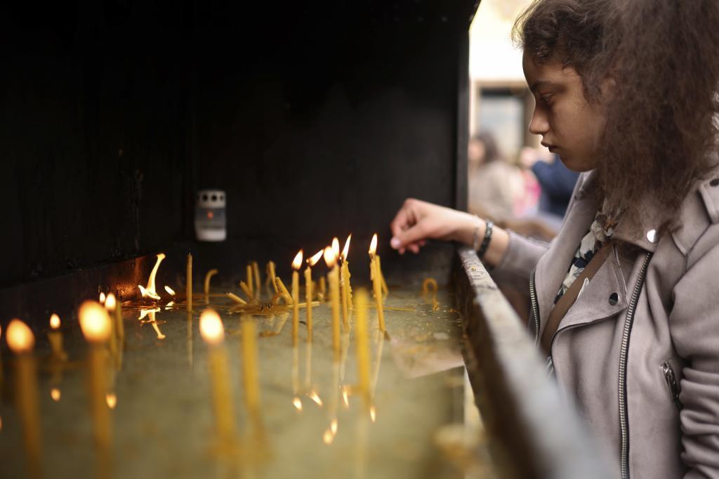 Velas frente al templo ortodoxo de San Sava, en Belgrado, por las v