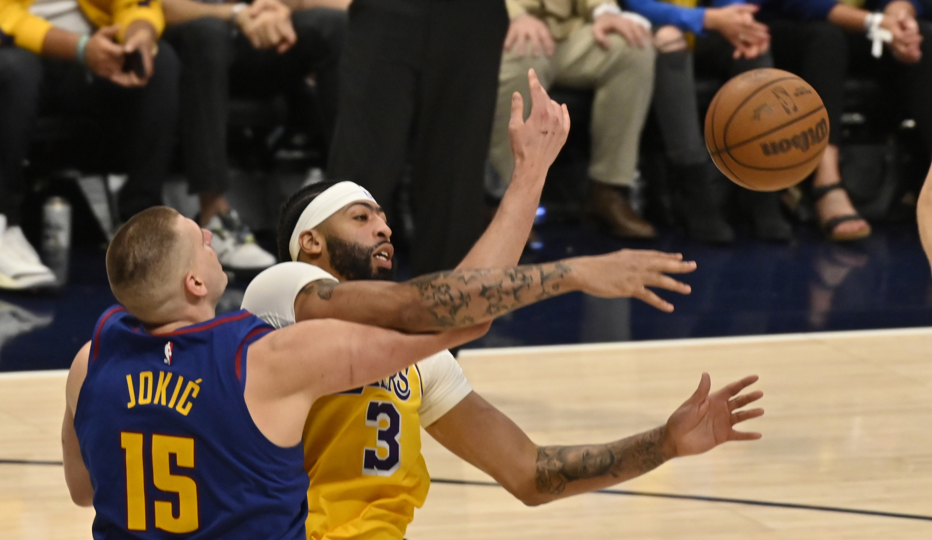 Nicola Jokic y Anthony Davis en un lance del partido.