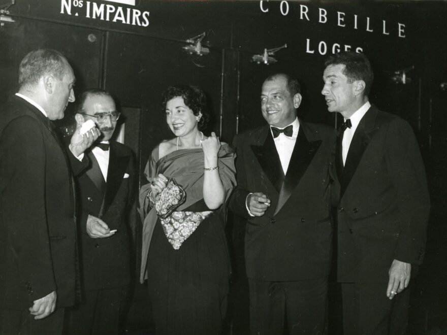 Luis Buñuel, segundo por la derecha, junto a otros invitados, en el festival de Cannes de 1960