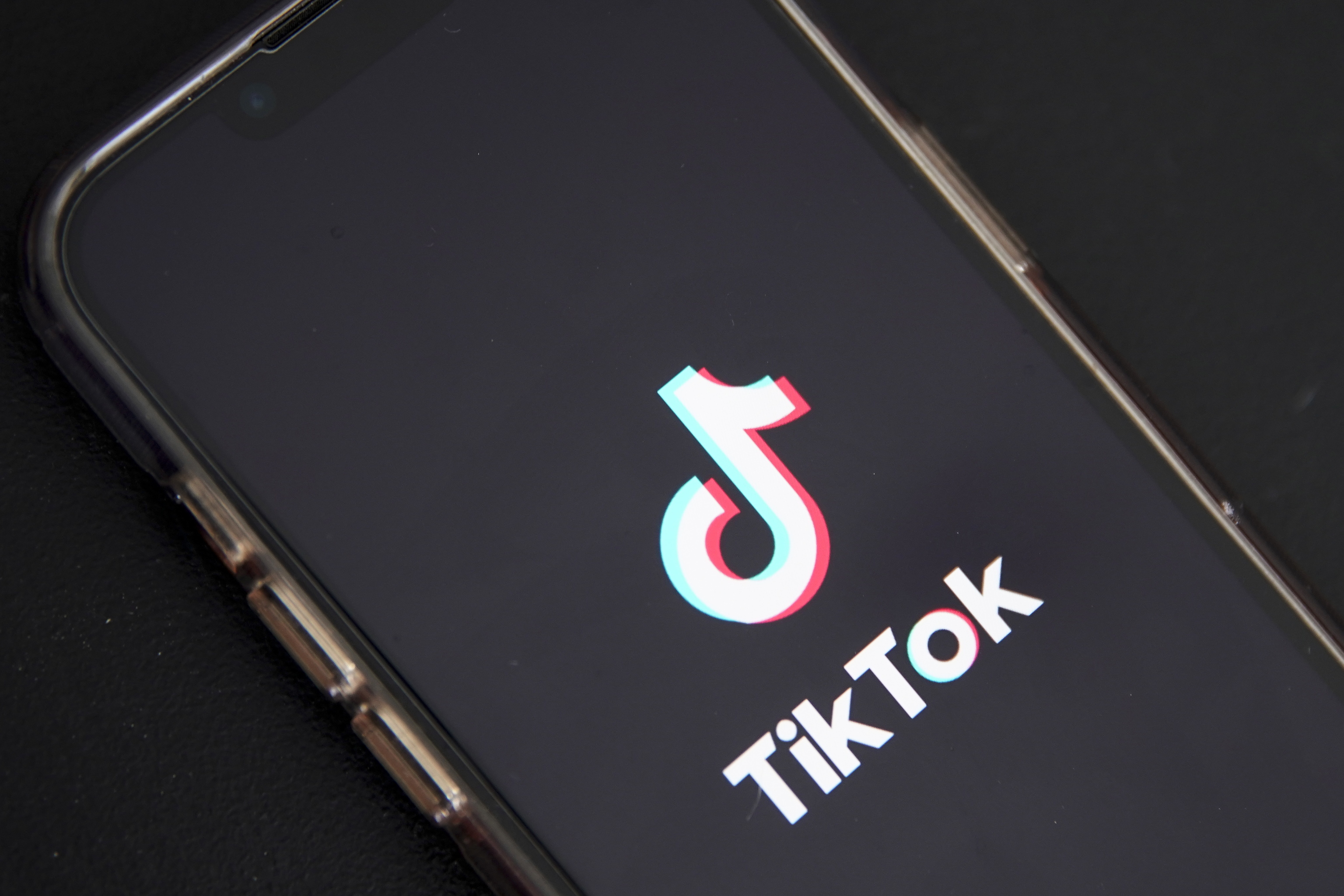 El logo de TikTok en un m