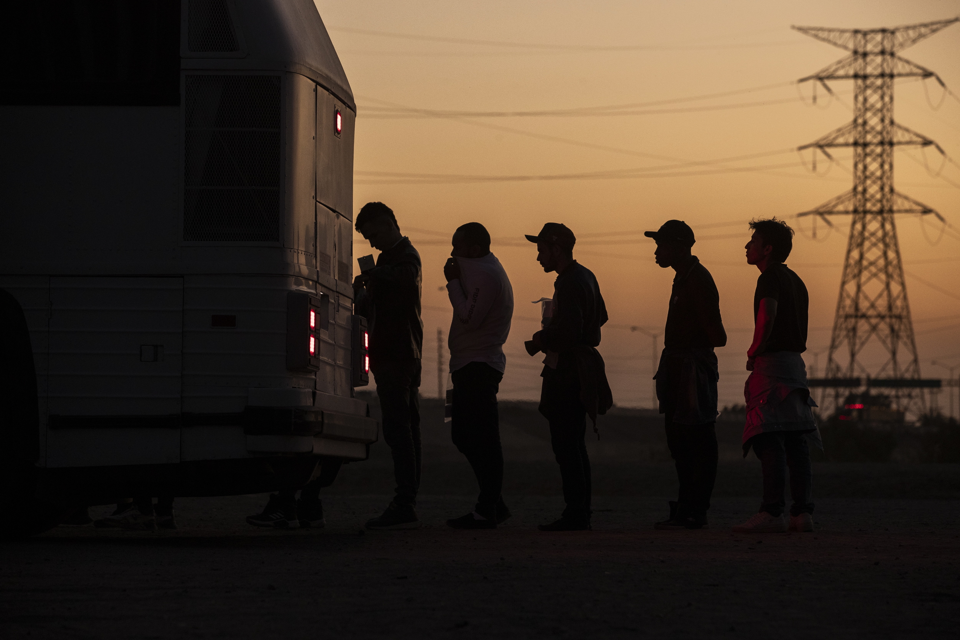 Inmigrantes subiendo a un autob