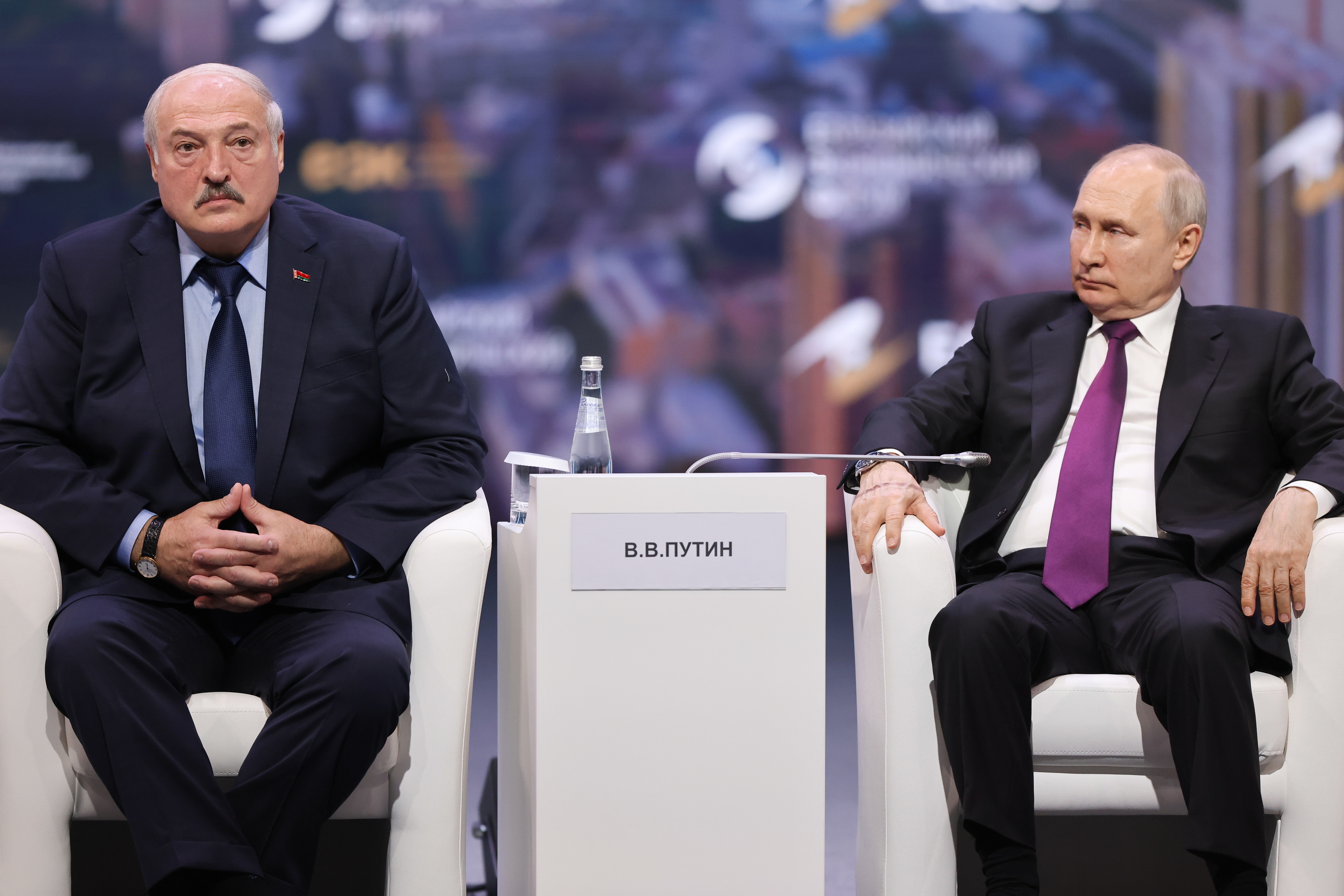 Foto facilitada por el servicio de prensa de ROSCONGRESS muestra al presidente bielorruso Alexander Lukashenko (izq.) y al presidente ruso Vladimir Putin asistiendo a una sesi